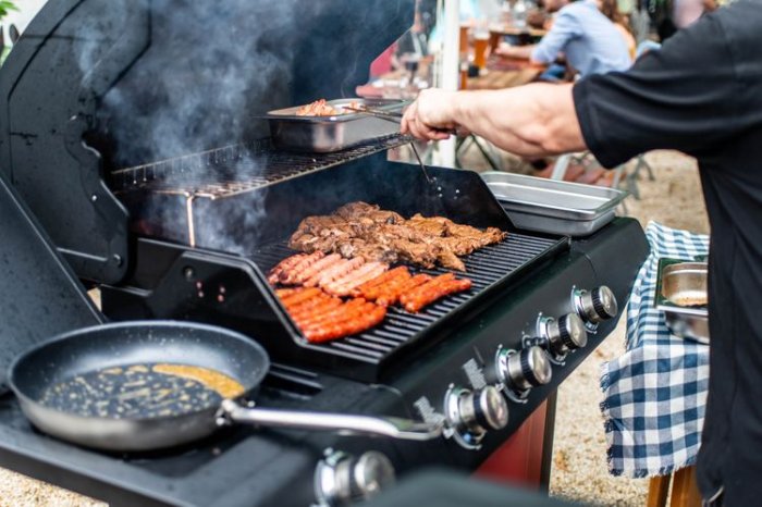 Grilování na plynovém grilu v zahradě